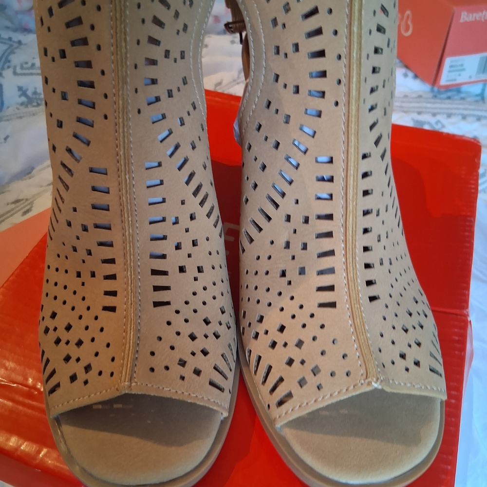 TRUE CRAFT Women's Tan Peep-Toe Sandals
